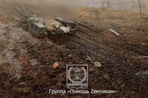 Új dimenzió az ukrán fronton: vezető nélküli járművet vetettek be az oroszok +VIDEÓ