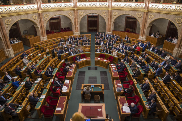 Ukrajna uniós csatlakozásáról tárgyal a parlament