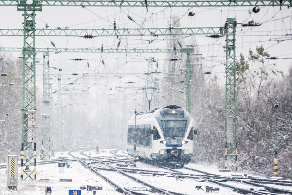 Változik a vonatok, a Volán-buszok és a HÉV menetrendje szilveszterkor és újévkor