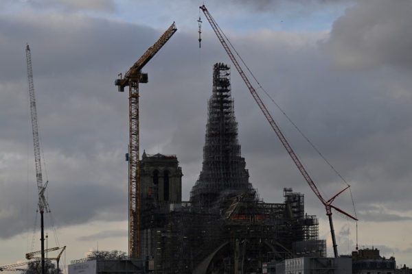 Visszakerült a kereszt a Notre-Dame csúcsára