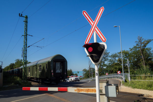 Vonattal ütközött egy személygépkocsi Debrecennél