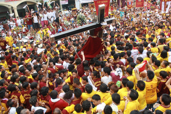 A Fülöp-szigeteken több mint egymillióan gyűltek össze egy évszázados Krisztus-szobor tiszteletére rendezett körmenethez