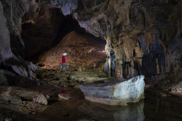 A hirtelen lezúduló eső miatt barlangban rekedt öt ember Szlovéniában