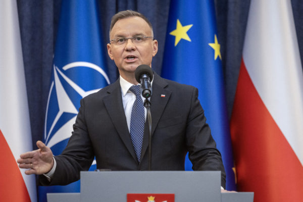 A lengyel elnök óva intette a kormányfőt az ügyészséget érintő lépések következményeitől