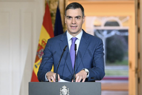 A madridi repülőtér 2,4 milliárd euró értékű bővítését jelentette be a spanyol kormányfő