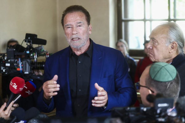 Arnold Schwarzenegger altesti humorral dolgozza fel a müncheni vámon való fennakadását