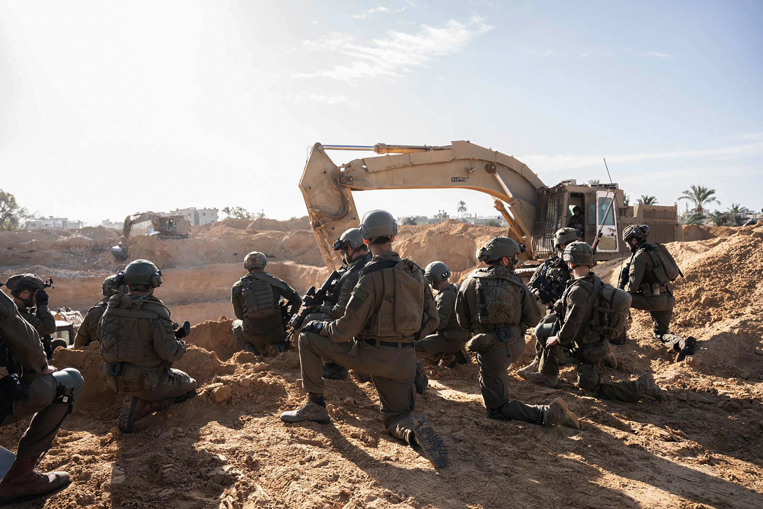 Az izraeli hadsereg szerint „teljes erőbedobással” folynak a harcok Gázában