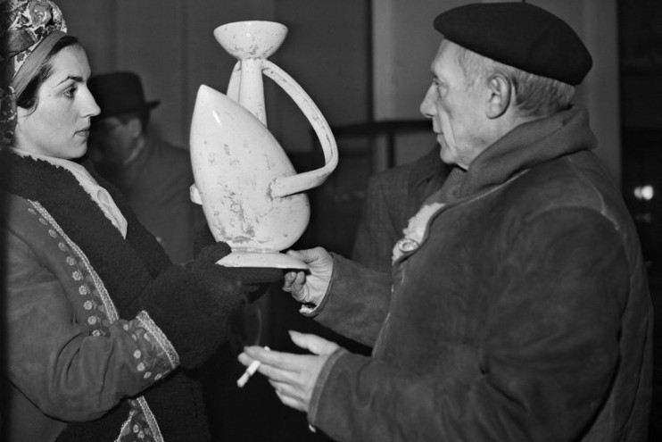 Françoise Gilot és Piccaso 1948-ban egy párizsi kiállításon