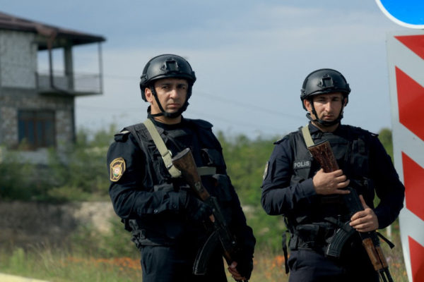 Azerbajdzsánban kémkedéssel vádolnak egy őrizetbe vett francia állampolgárt