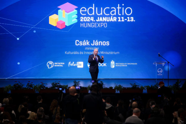 Csák János: Aki Magyarországon tanulni kezd, annak biztosan lesz állása