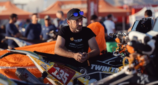 Csigolyatörése van az újraélesztett Dakar-motorosnak