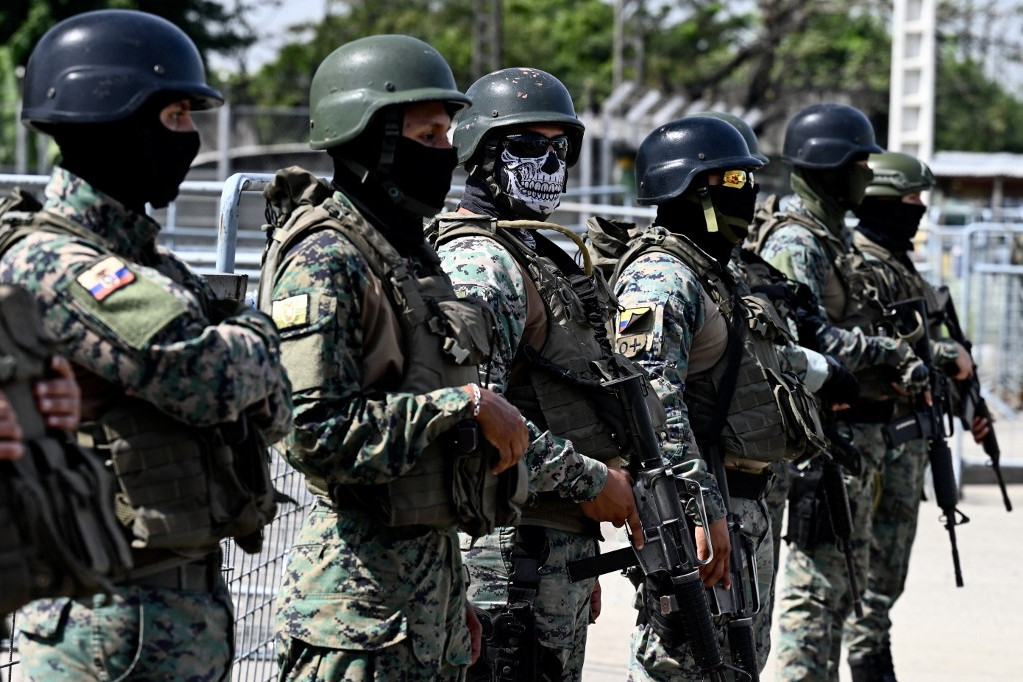 Ecuadorban több száz feltételezett bandatagot vettek őrizetbe a biztonsági erők