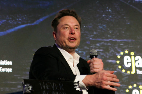 Elon Musk bejelentette: Sikerült chipet beépíteniük egy ember agyába