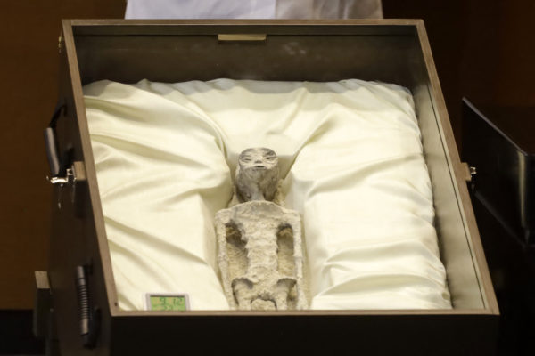 Emberi testrészekből hamisították a földönkívüliek múmiáit