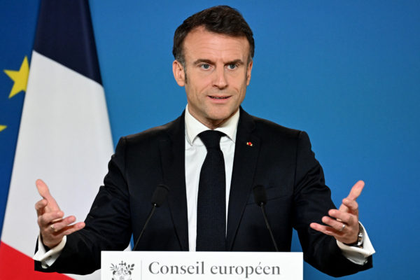 Emmanuel Macron aláírta a vitatott új francia bevándorlási törvényt