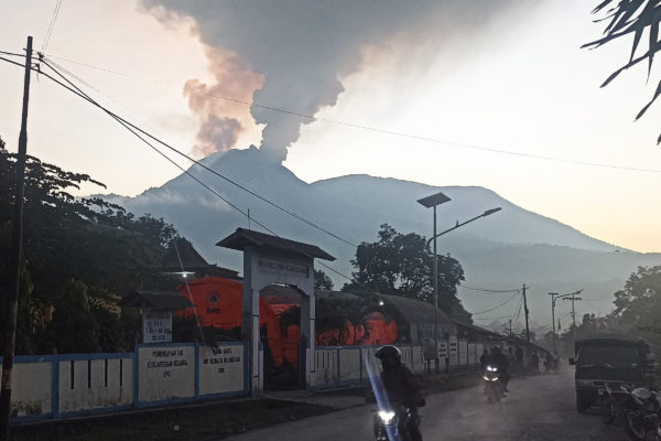 Ezreket evakuáltak egy kitörő vulkán miatt