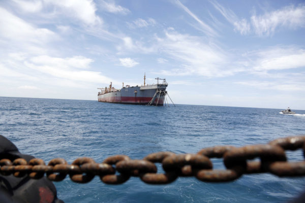 Fegyveresek foglaltak el egy olajszállítót az Ománi-öbölben