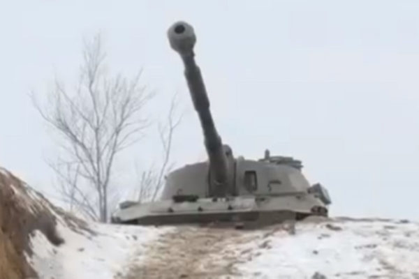 Így rejtik el az önjáró lövegeiket az oroszok elől az ukránok