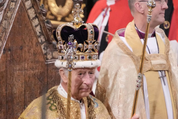 III. Károly válságos állapota előre borítékolható volt? Vérfagyasztó felvételek kerültek elő a koronázásáról + VIDEÓ