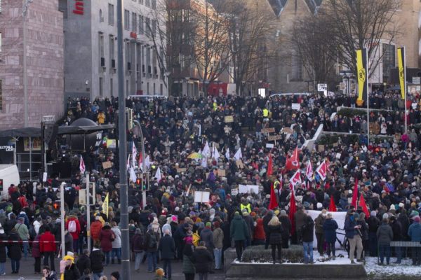 Ismét tízezrek vonultak a német nagyvárosok utcáira az AfD elleni tiltakozás jeléül