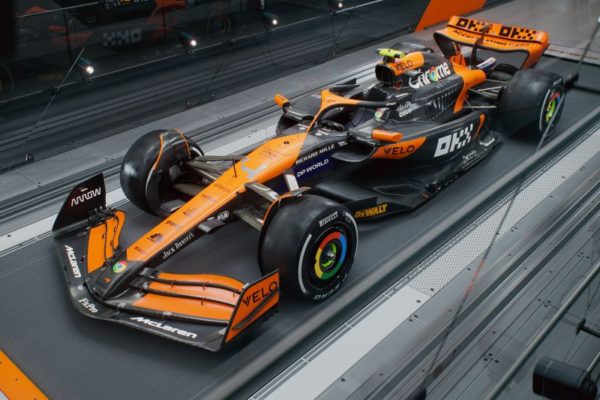 itt a McLaren 2024-es F1-es festése