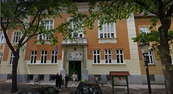 Itthon: Indoklás nélkül mentették fel a szentesi református iskola igazgatóját, petíciót indítottak a diákok szülei