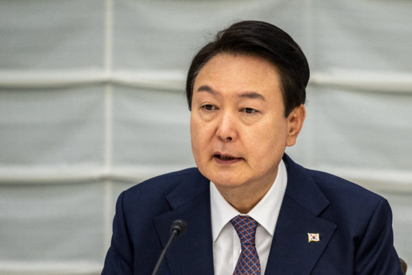 Késsel nyakon szúrta a dél-koreai ellenzéki vezetőt egy ismeretlen