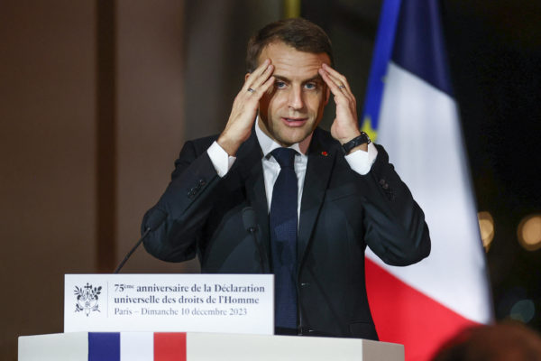 Kiborultak a franciák, miután Emmanul Macron arabul posztolt
