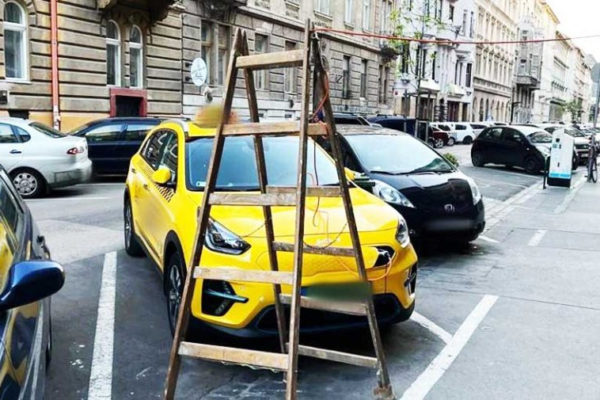 Kreatív és pofátlan egyszerre: kisajátított magának egy parkolót a taxis