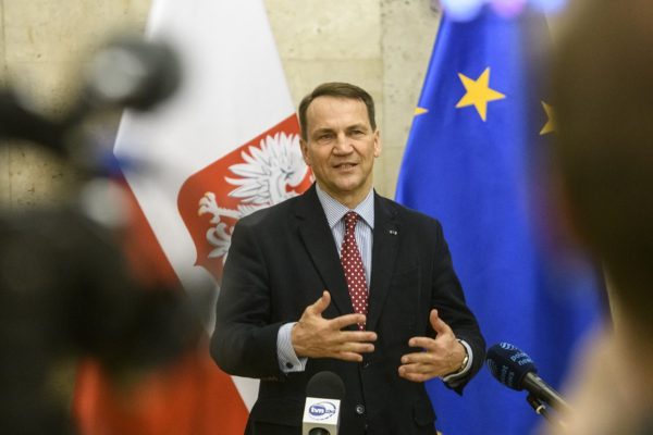 Lengyel külügyminiszter: Nagy hatótávolságú rakétákkal kell ellátni az ukrán hadsereget