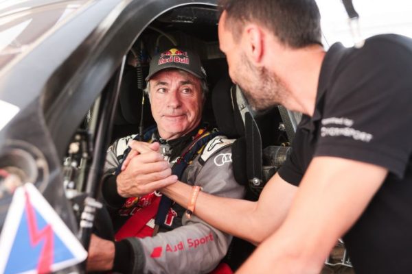 Loeb eltévedt, Sainz kényelmes előnyben a Dakaron