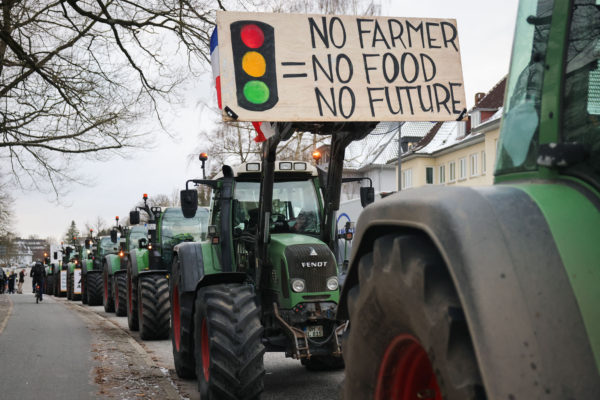 Megbénult Németország: elegük van a gazdáknak a kormányból – VIDEÓK
