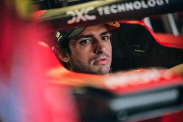 Nem haladnak a tárgyalások Sainz és a Ferrari között?
