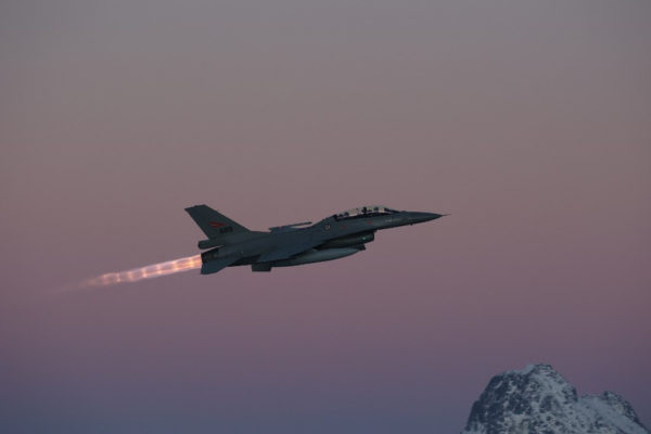 Norvégia két F–16-os vadászgépet küld Dániába az ukrán pilóták kiképzésére