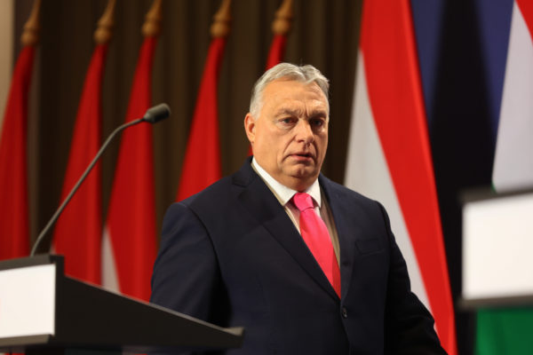 Orbán Viktor részt vesz Jacques Delors búcsúztatásán Párizsban