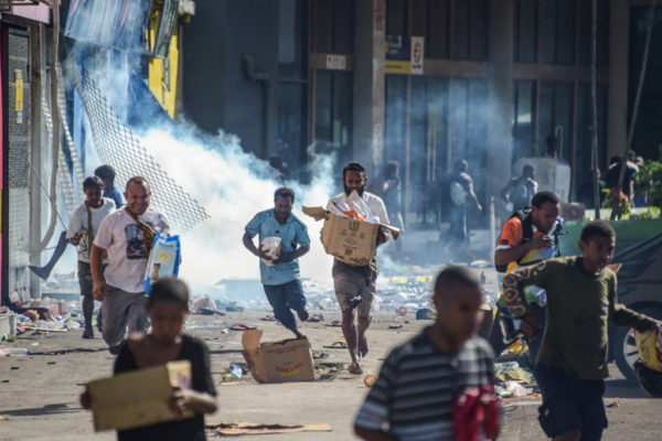 Rendőrök tüntetése erőszakba torkollott Pápua Új-Guineán, többen meghaltak