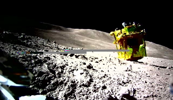 Tech: Sikerült újból kapcsolatot létesíteni a japán holdszondával, mely a feje tetején landolt a Holdon