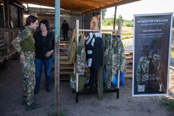 Ukrajna 50 ezer női katonai egyenruhát vásárolt