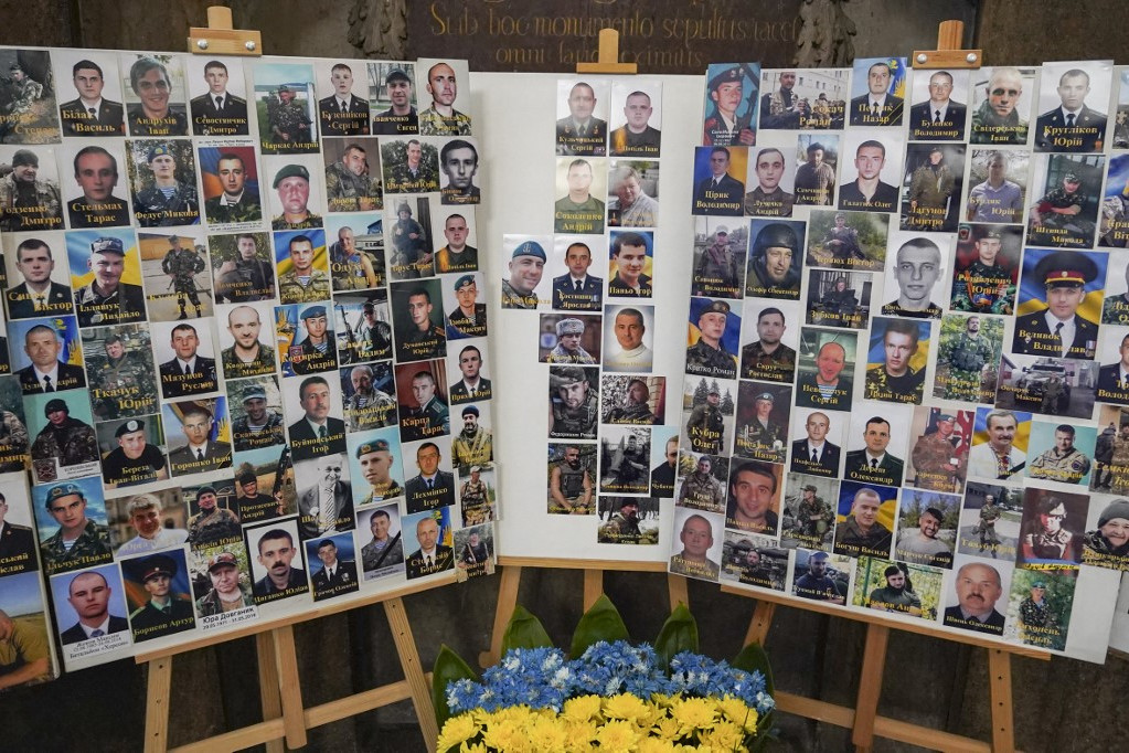 Az elesettek tablója egy ukrán templomban. A holtakat csak a hozzátartozók tartják számon, az állam nagyrészt hallgat a veszteségekről