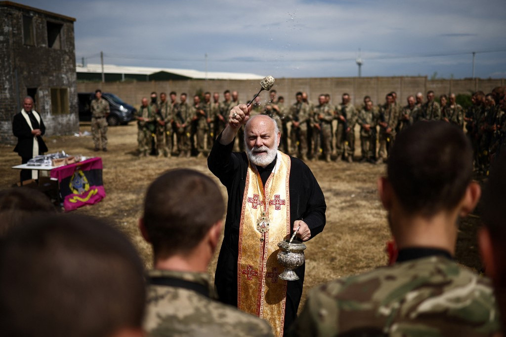 Egy pap megáldja az ukrán katonákat. Sokak számára ez egyben az utolsó kenet