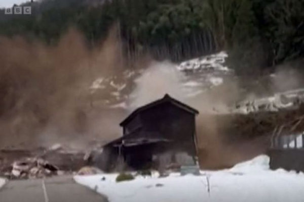 Videón, ahogy házakat sodor el a földcsuszamlás Japánban