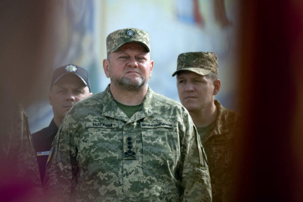 Zaluzsnij felszólította az ukrán politikusokat, hogy jelentkezzenek a harcra