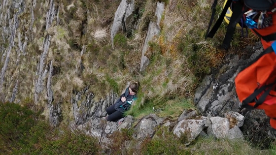 Élet+Stílus: Szétszórta apja hamvait a hegyen, majd kicsúszott egy nő, akinek a mentése hét órán át zajlott Walesben