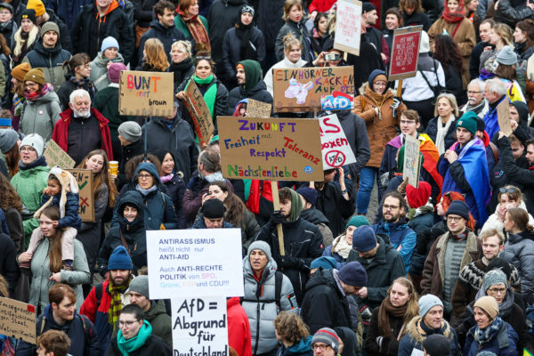 Ezrek vonultak Bréma utcáira az AfD ellen tüntetni