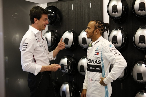 Gazdaság: 100 millió fontos szerződés után hagyja ott Hamilton a Mercedest, Toto Wolff mégse haragszik