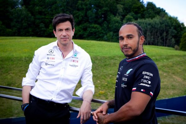 Hamilton búcsúzik – szombati F1-es hírek