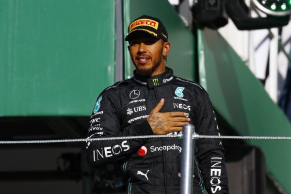 Hamilton év végén távozik a Mercedestől