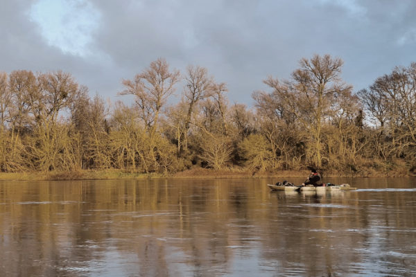 Horgászok szabadították ki a kajakost az áradó Duna hömpölygő hullámai közül