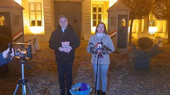 Itthon: Beragasztott szájú plüssállatokat vitt a Jobbik a Sándor-palota elé