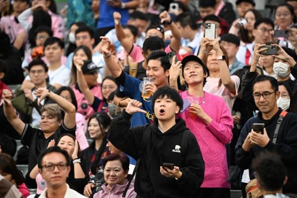 Sport: A kispadon maradt Messi, 40 ezer dühös hongkongi szurkoló fütyülte ki David Beckhamet